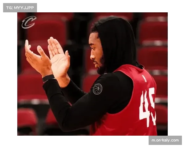 米切尔转身撤步三分空心入网，精彩动作引爆主场