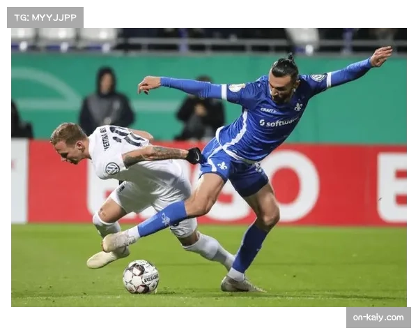 雨战进行中，马赛主场对阵里尔，部分看台因天气原因暂时关闭